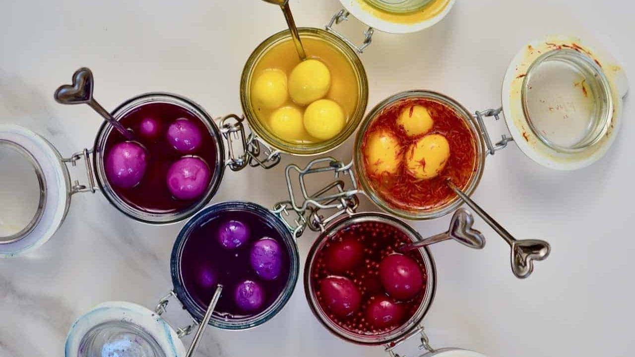 naturally dyed rainbow pickled quail eggs - Article 1